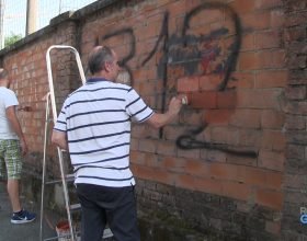 Basta graffiti in via Rosa: il Villaggio Profughi vuole rinascere