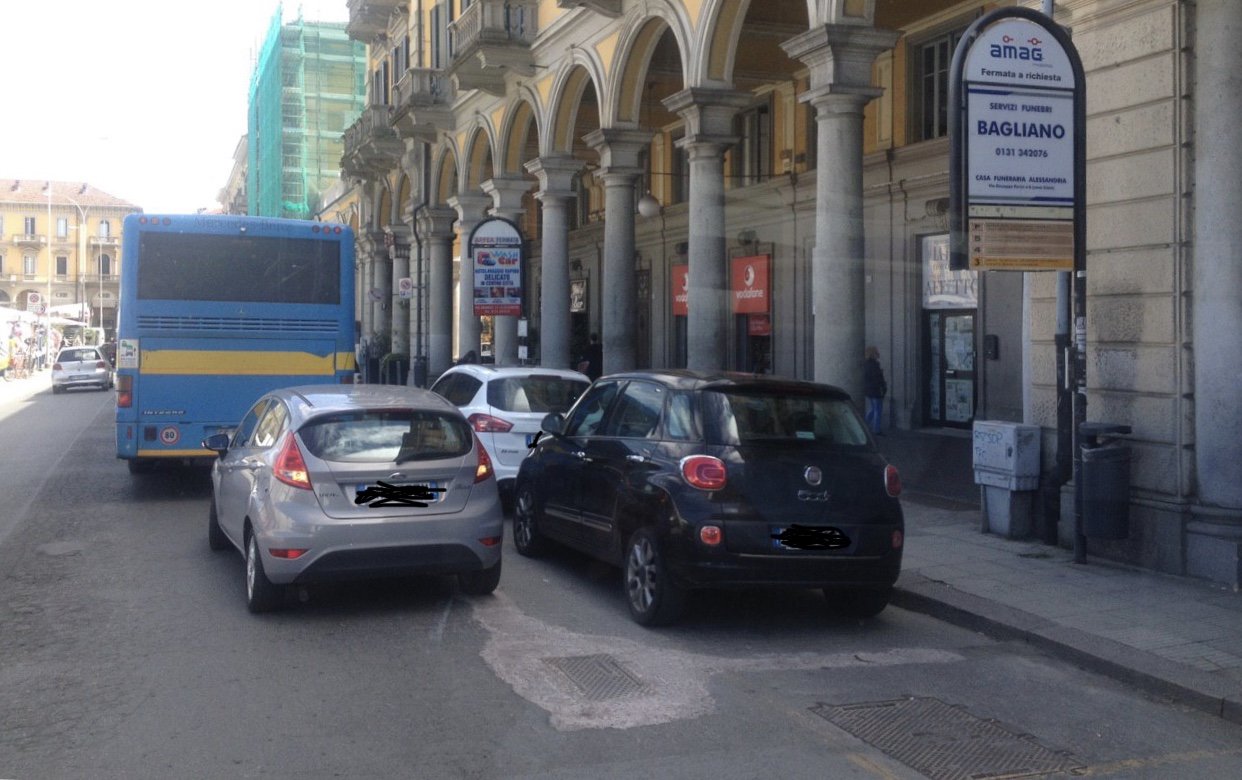 Automobilisti rapaci parcheggiano nelle zone riservate ai bus: il M5S chiede interventi