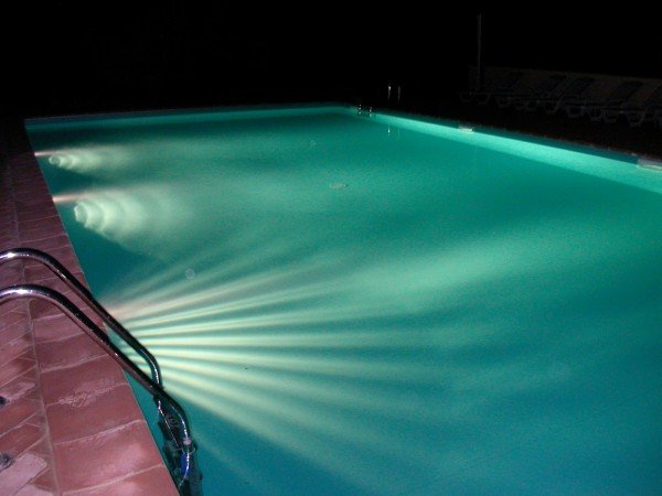 Nuotata notturna nella piscina comunale di Stazzano: denunciati