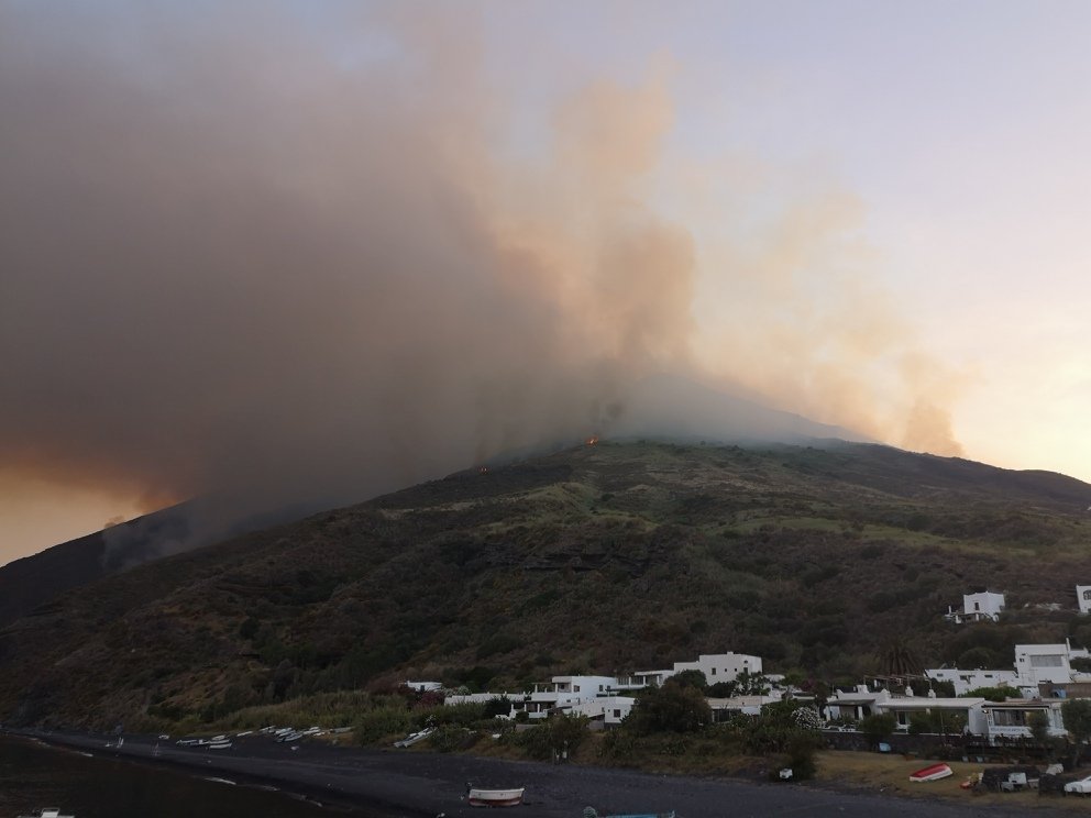 L’ex senatore Borioli a Stromboli: “Impressionante vedere quel fumo sul vulcano”