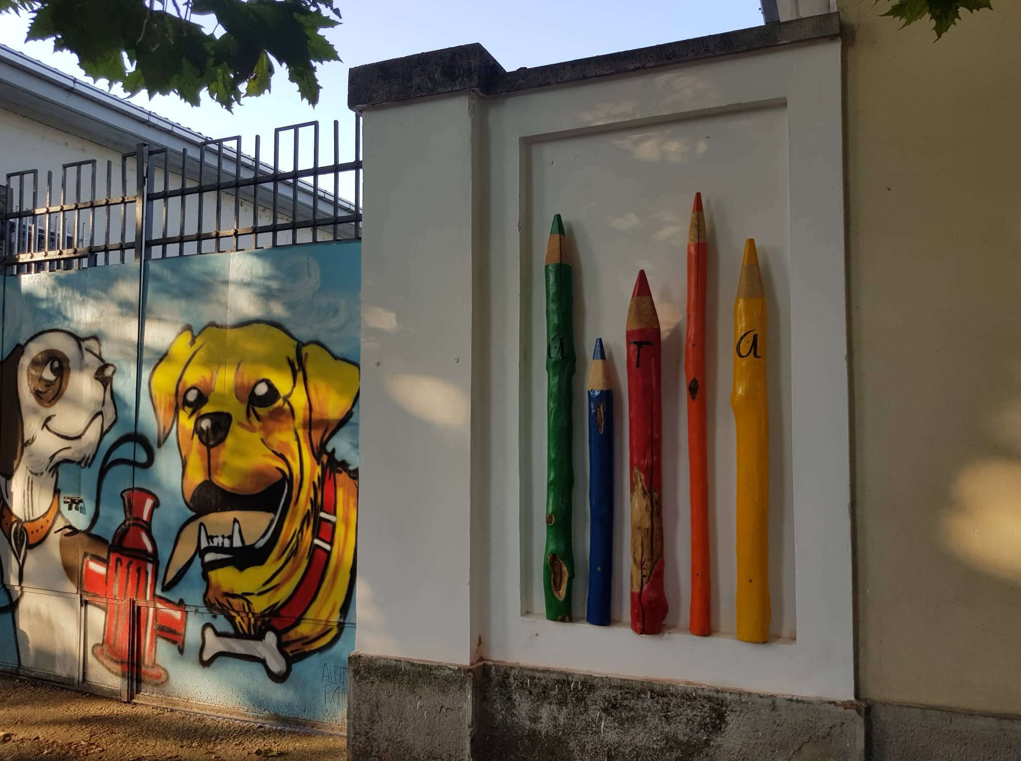 Con le “matite giganti” un nuovo colorato tocco d’artista al canile sanitario