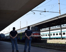 Giovane studentessa si perde e cammina lungo i binari della stazione di Serravalle: soccorsa dalla Polfer