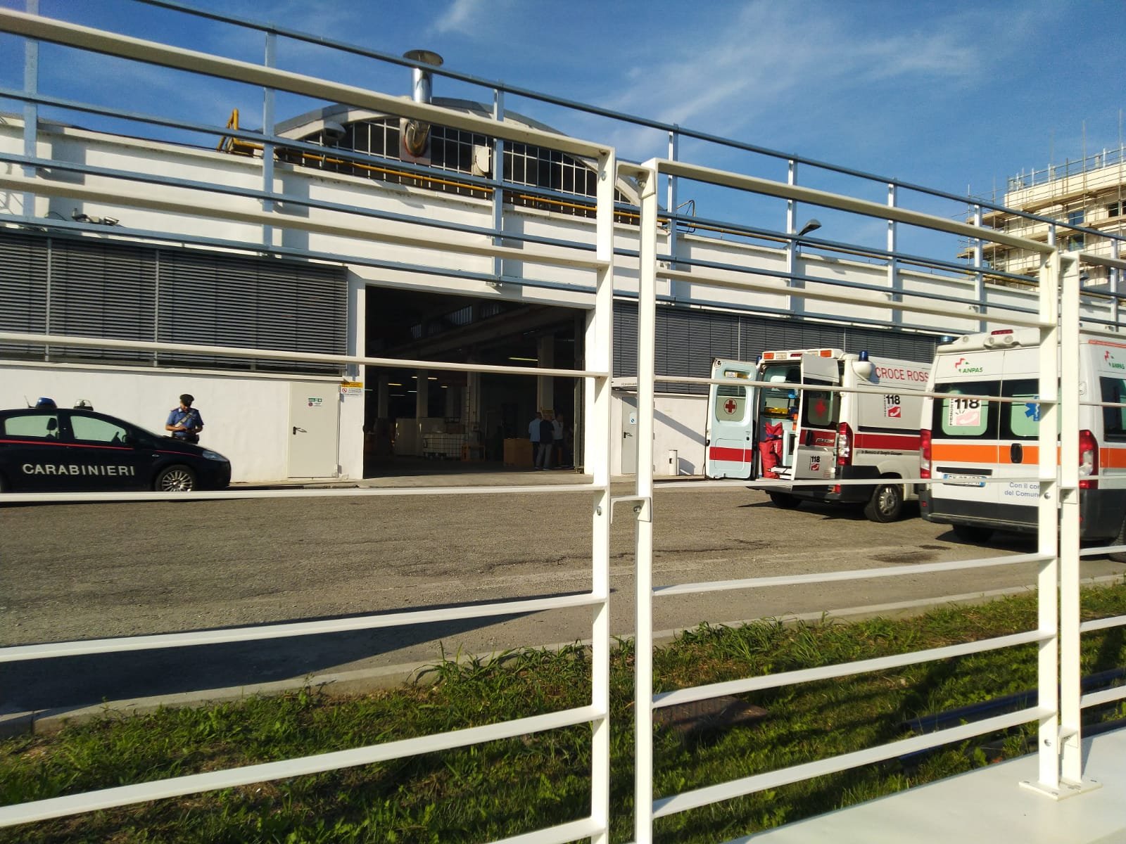 Via-vai continuo di ambulanze dall’azienda per maxi intossicazione alimentare