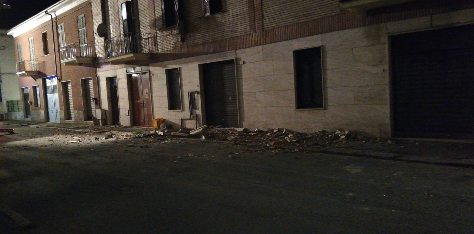 Cadono pezzi di cornicione in via Bottazzi: danni ad alcune auto