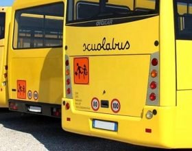 Scuolabus tamponato da carro attrezzi a Lodi, lievi traumi per 4 bambini