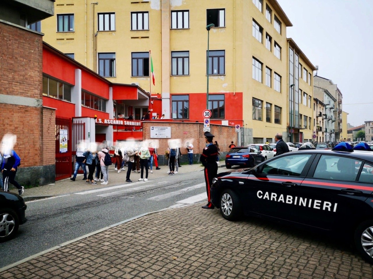 Massiccia attività preventiva dei Carabinieri davanti alle scuole di Casale