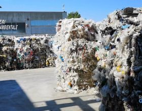 Gestione di rifiuti plastici: scoperte tre aziende non in regola