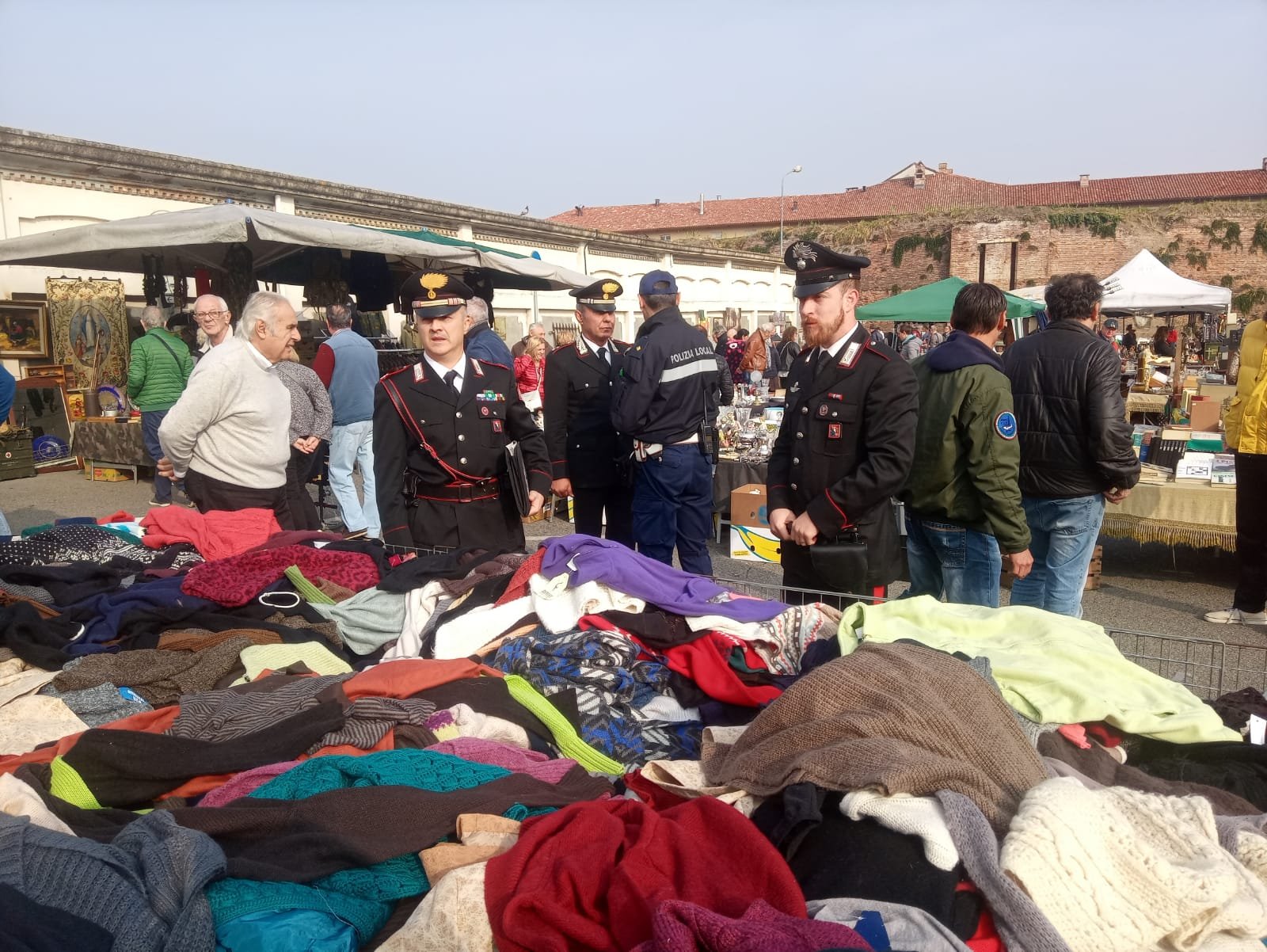 Controlli di Carabinieri e Polizia Municipale al mercato di Casale