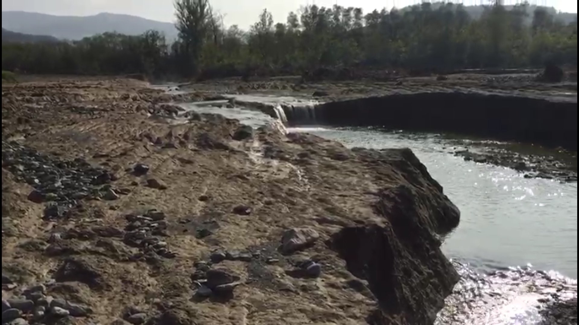 Il maltempo ha cambiato il corso del torrente Albedosa: ora scorre in mezzo a un campo