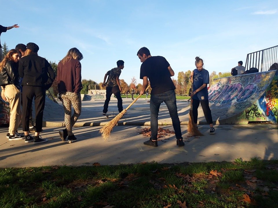 Fridays for Future: giovani puliscono Parco Carrà. “Pieno di buche e rifiuti”