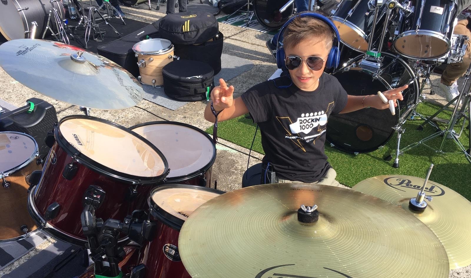 Piccoli batteristi crescono: a 9 anni Mattia sul palco al Linate Air Show