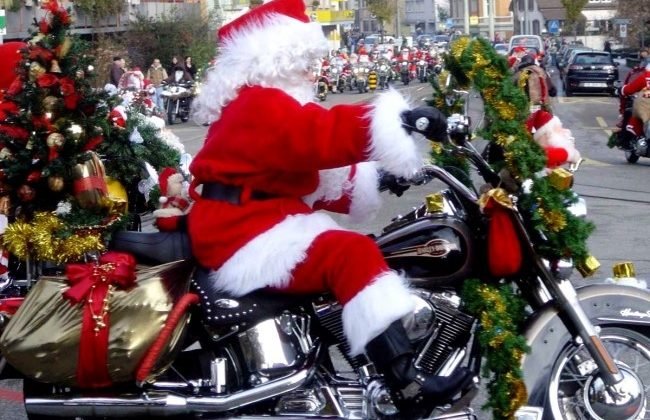 La sfilata di Babbi Natale in Harley accende il “Natale d’oro” a Valenza