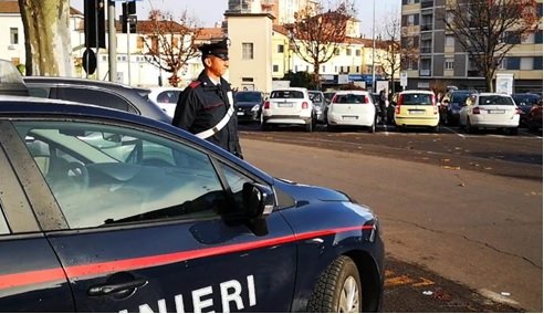 In via Mazzini a Novi danneggia citofoni e un portone: denunciato
