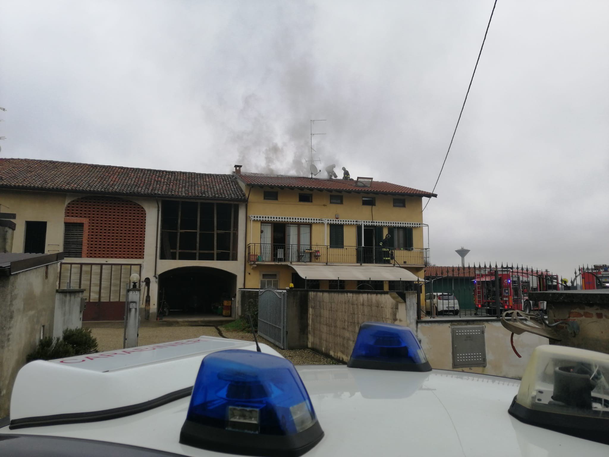 A fuoco un sottotetto a Borgo San Martino: un intossicato