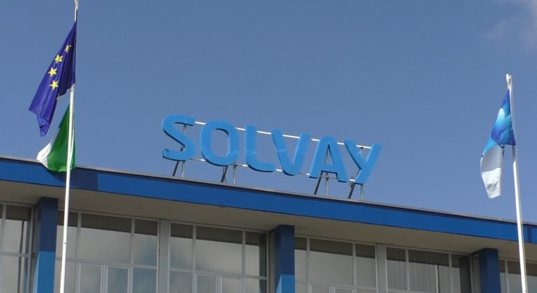 Solvay su Aia per estendere produzione C6O4: “Necessaria per la continuità industriale del sito”