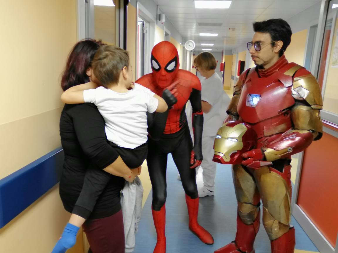 Iron man e Spiderman all’Infantile regalano sorrisi ai piccoli pazienti