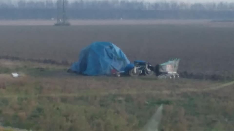 “Petardi contro la tenda dell’uomo che vive in un campo con il suo cane”