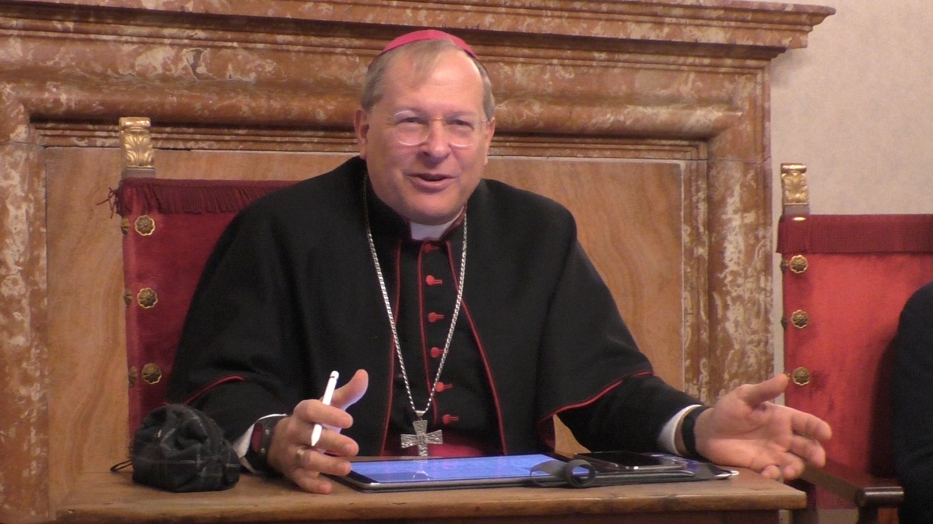 Vescovo Gallese: “Aiuteremo chi vuole studiare e non può permetterselo”