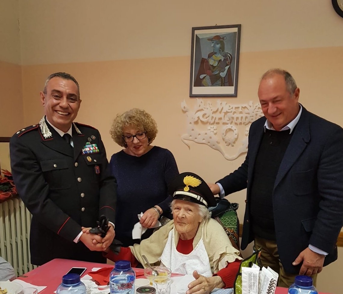 Gli auguri dei Carabinieri agli anziani della casa di riposo di Casale