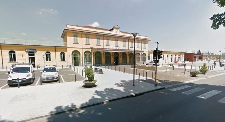 Trovato senza vita in piazza della stazione a Tortona: è morto per il freddo