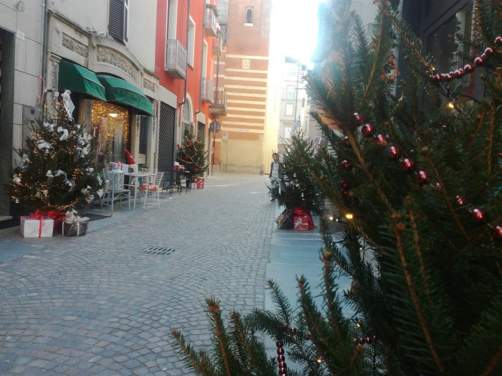 La contagiosa voglia di Natale dei commercianti in via Volpi a Casale