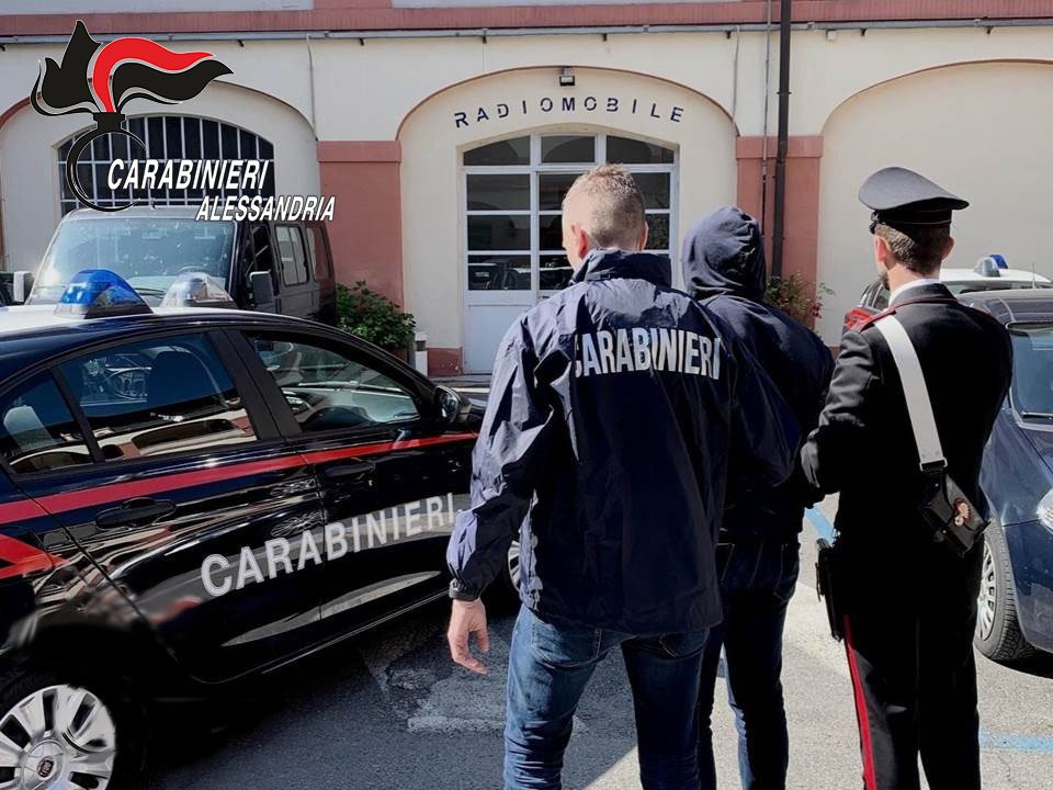 Ruba al mercato. “Placcato” da Carabiniere fuori servizio e arrestato