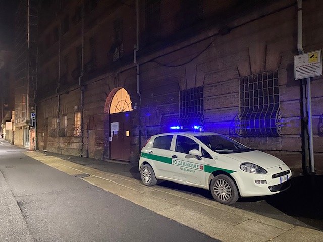 Tragedia in via Parma. Uomo precipita da diversi metri di altezza