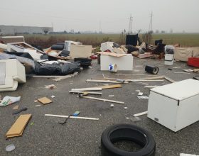 Frigo, divani e copertoni: a Spinetta Marengo una discarica abusiva