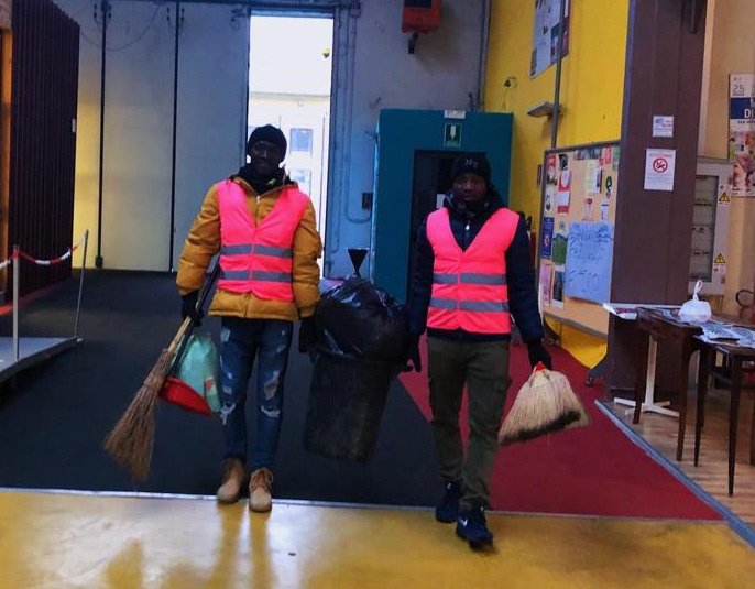 Idrissou e Camara, al lavoro per un Borgo Rovereto più pulito: “Ci sentiamo integrati”