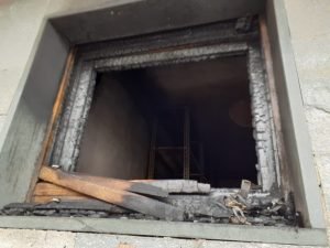 Incendio in un fabbricato abbandonato ad Alessandria, gravi due persone