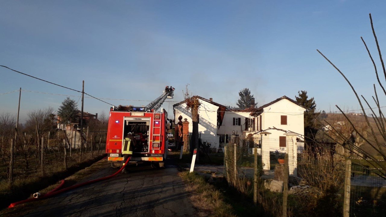 Incendio in una cascina ad Acqui Terme, due famiglie evacuate
