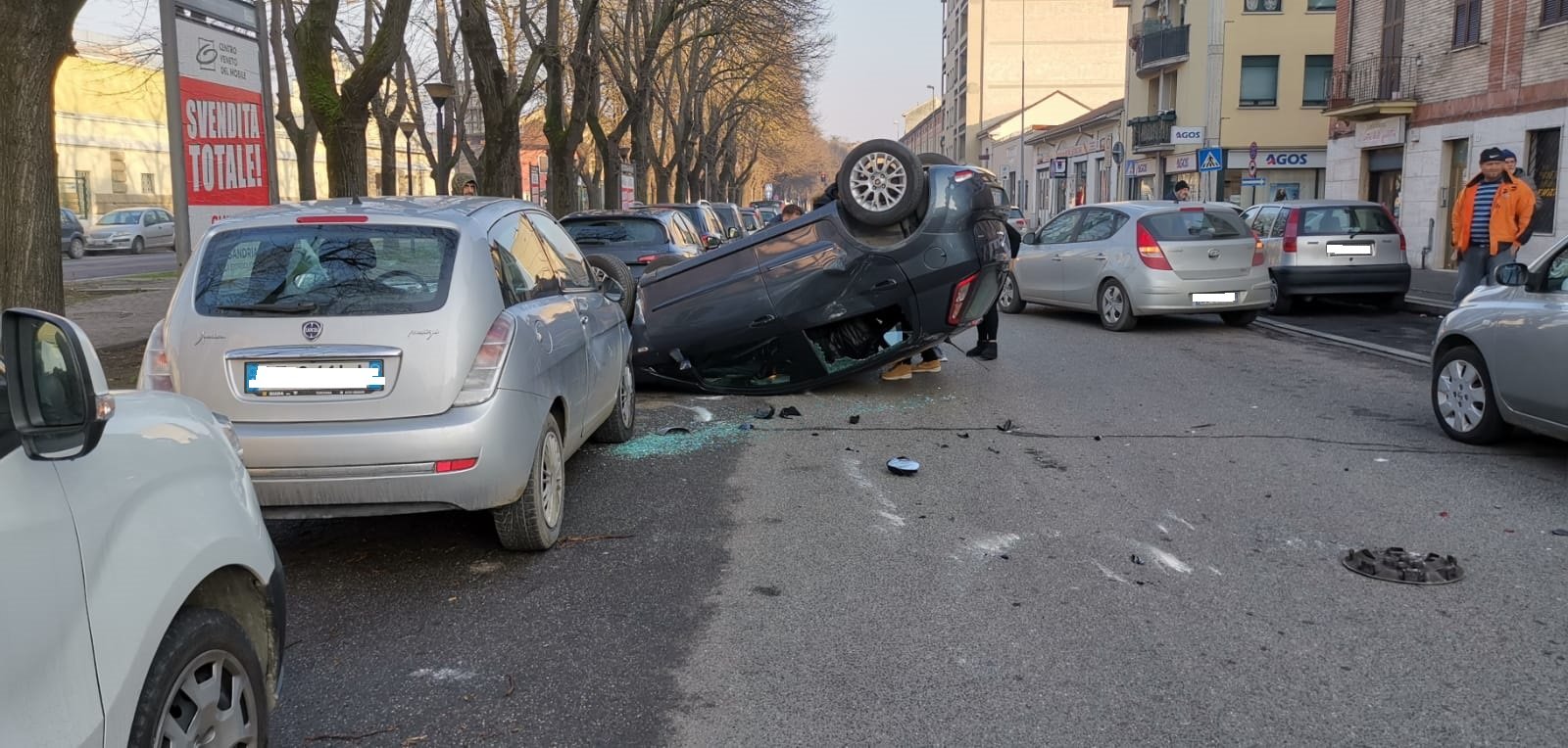 Incidente in Spalto Rovereto: auto colpisce un mezzo in doppia fila e si ribalta