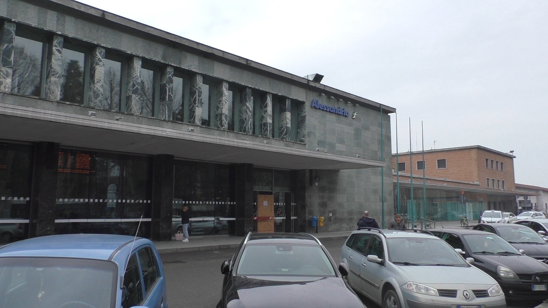 Sorpreso di notte nella stazione di Alessandria con 32 bombolette spray: multato dalla Polfer