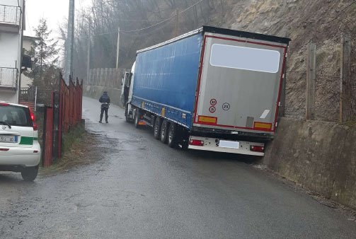 Il navigatore inganna camionista: il suo tir bloccato in collina vicino a Serravalle
