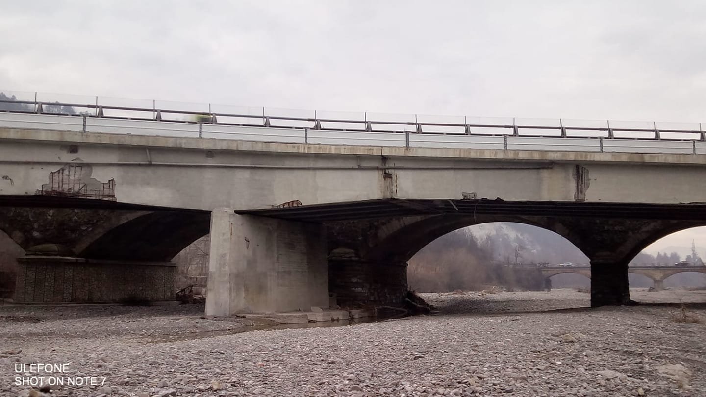 Verifiche ok su ponte della A7 dopo caduta calcinacci