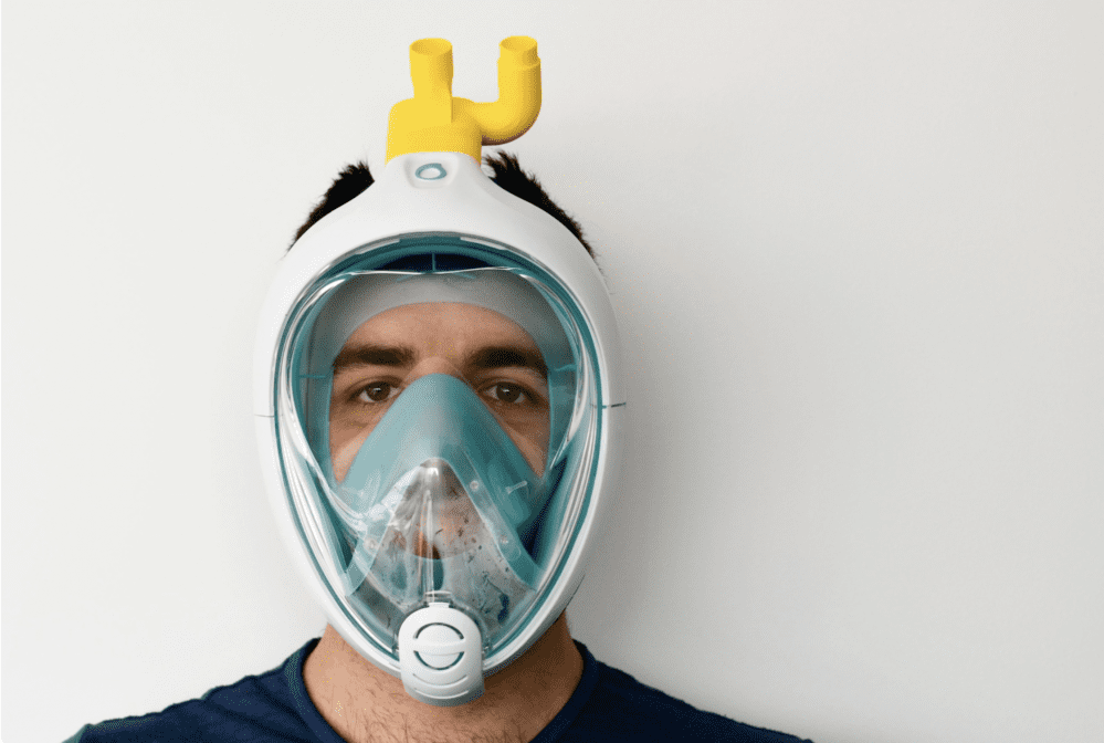 Ad Alessandria si raccolgono le maschere Decathlon per trasformarle in respiratori