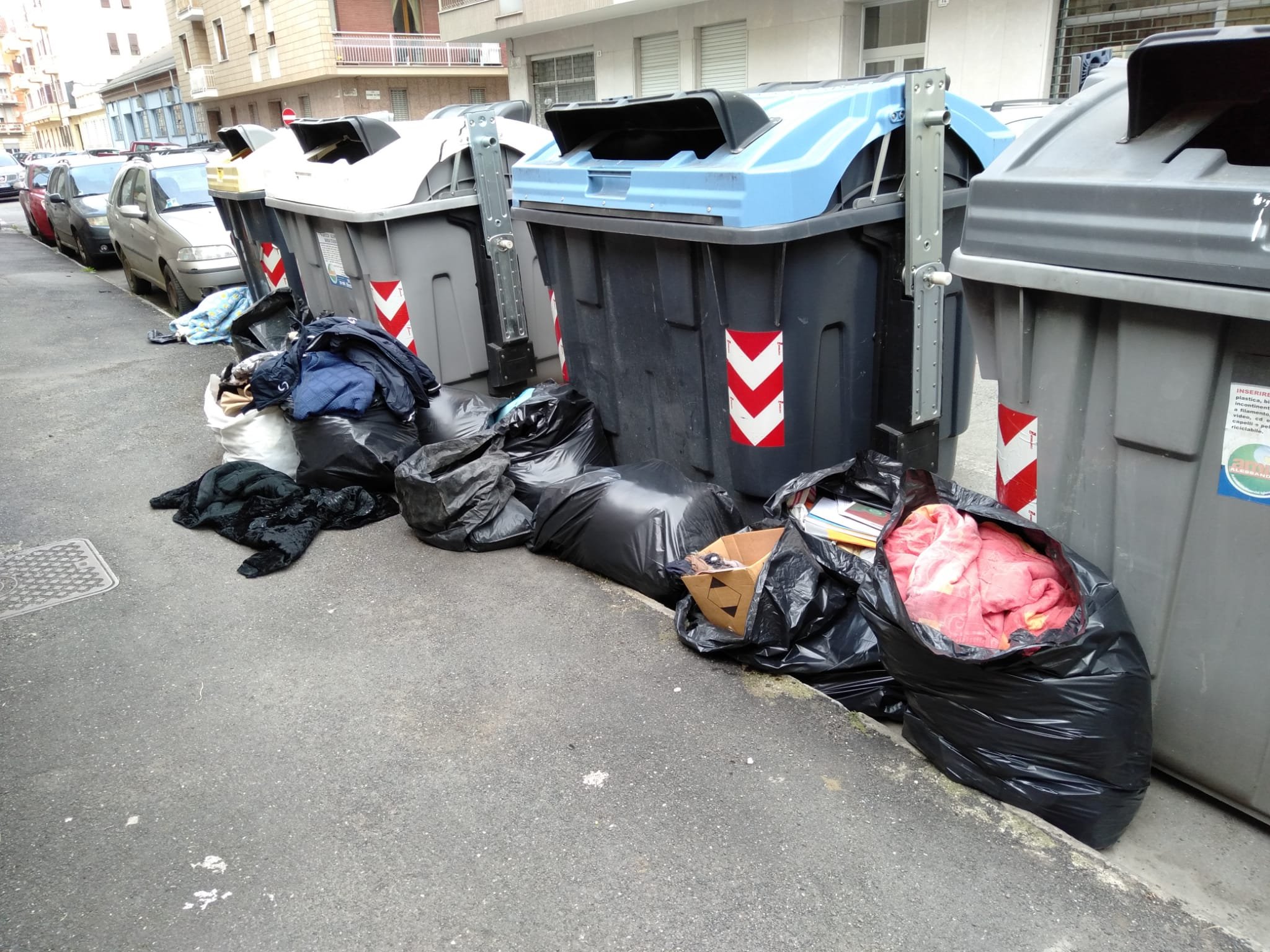 Rifiuti fuori cassonetto in via S. Gorizia ad Alessandria: multato e costretto a pulire
