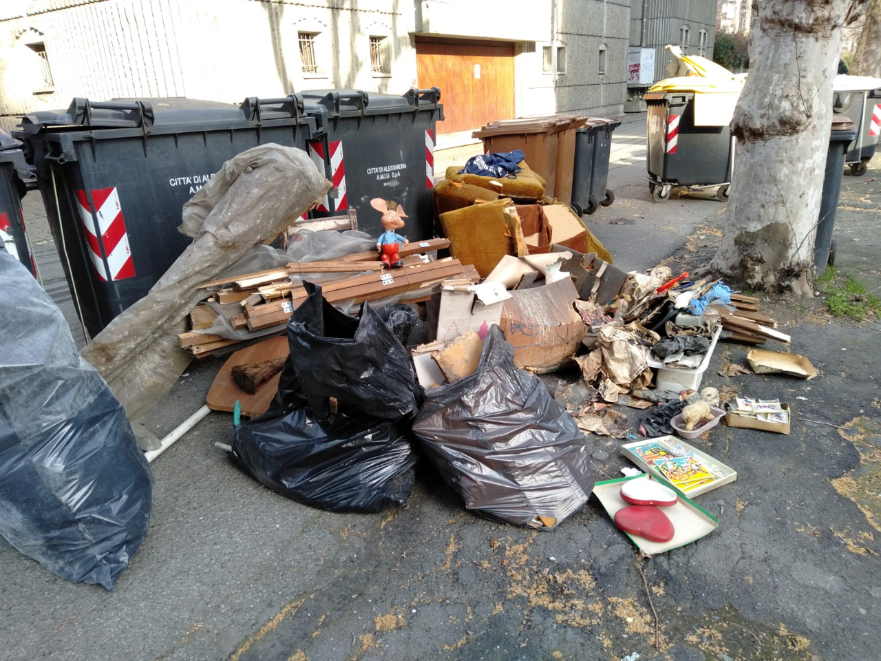 L’inciviltà non si ferma: ammasso di rifiuti fuori dai cassonetti in via Savona