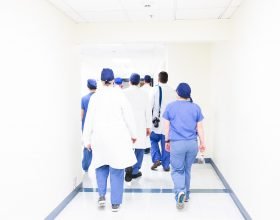 Gli infermieri si ribellano: “Niente quarantena e dpi”. Ora l’esposto in Procura