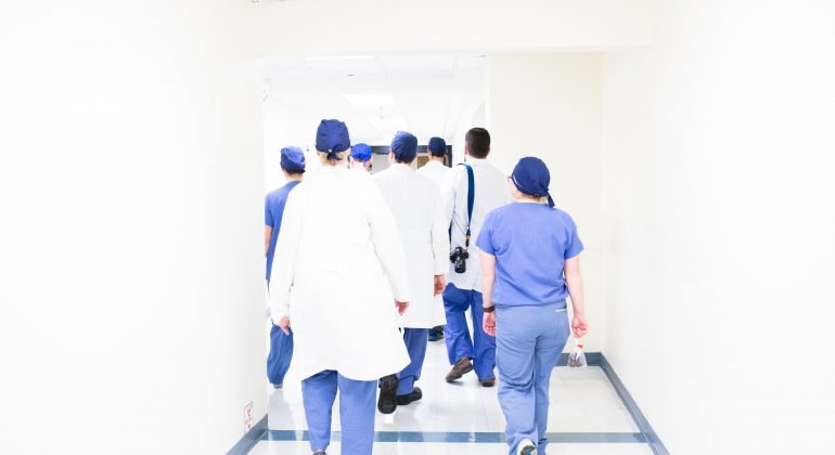 Il Piemonte fa i test ai suoi medici e infermieri: “Eseguiti i primi 6.000. Il 13% sono positivi”