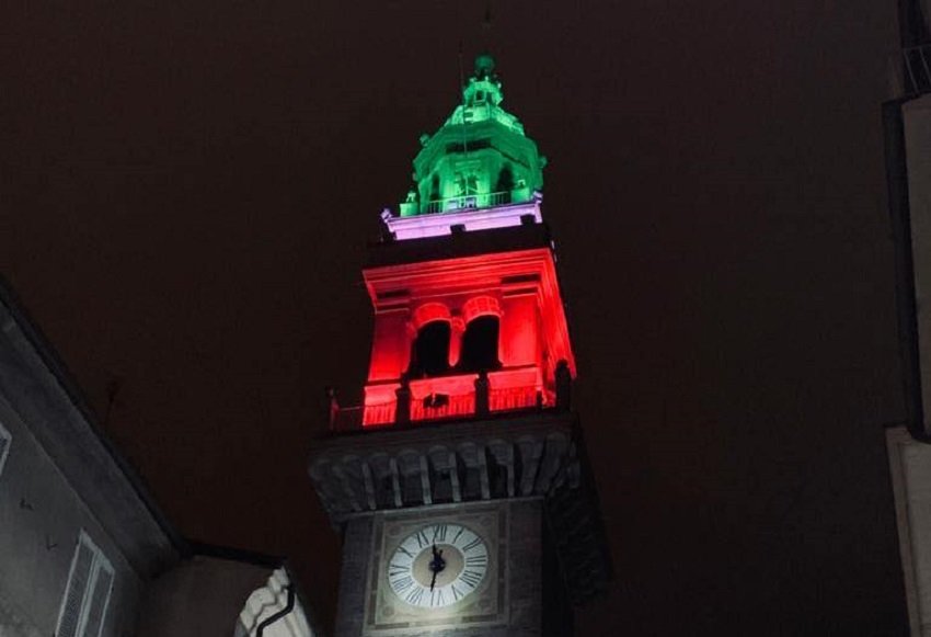 La Torre Civica di Casale diventa tricolore in ricordo delle vittime del coronavirus