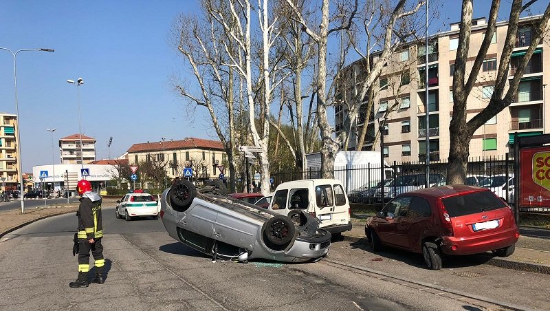 Auto ribaltata in Lungo Tanaro Solferino: nessun ferito grave