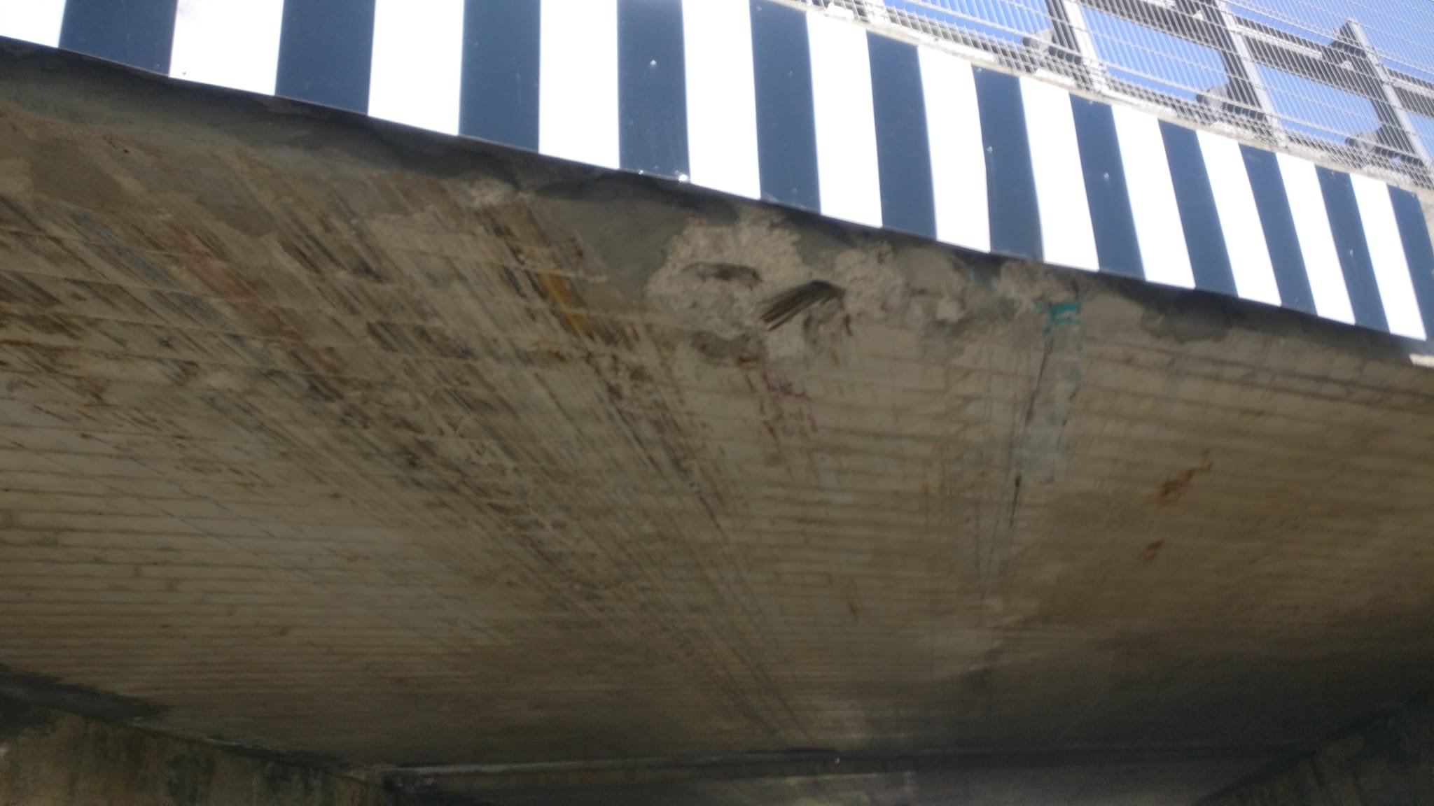 Urtato il ponte dell’autostrada verso Valle S. Bartolomeo: caduti alcuni calcinacci