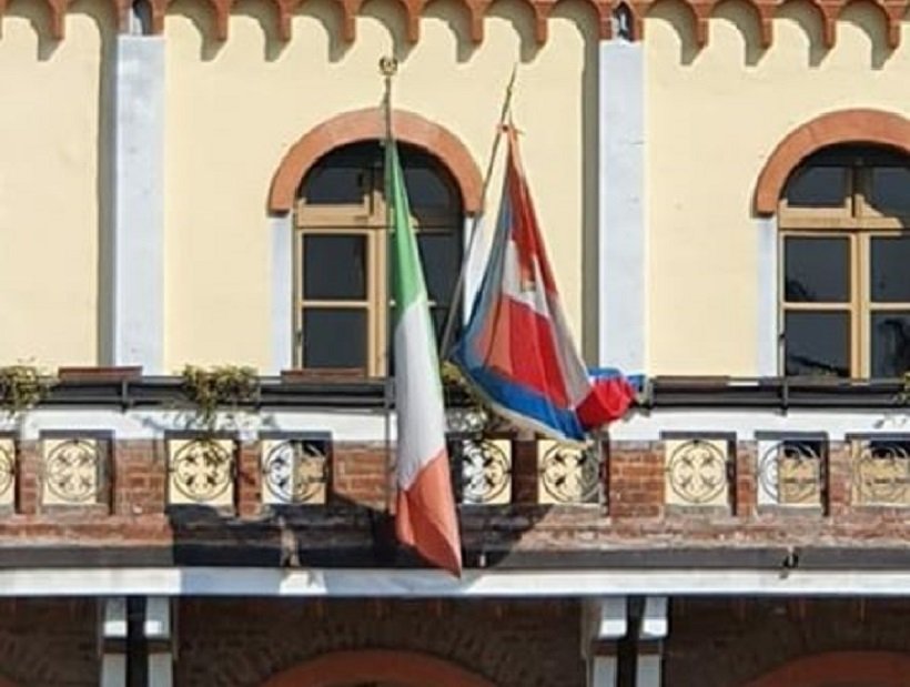 Sezzadio rimuove la bandiera dell’Europa dal Municipio: “Nessun aiuto da UE contro il Covid-19”