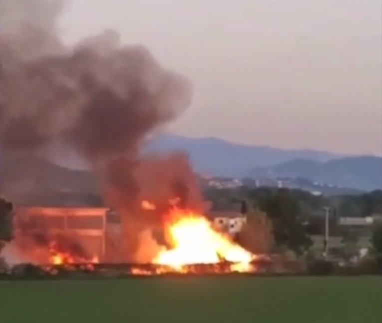 Incendio in un capannone tra Alessandria e Tortona: le immagini