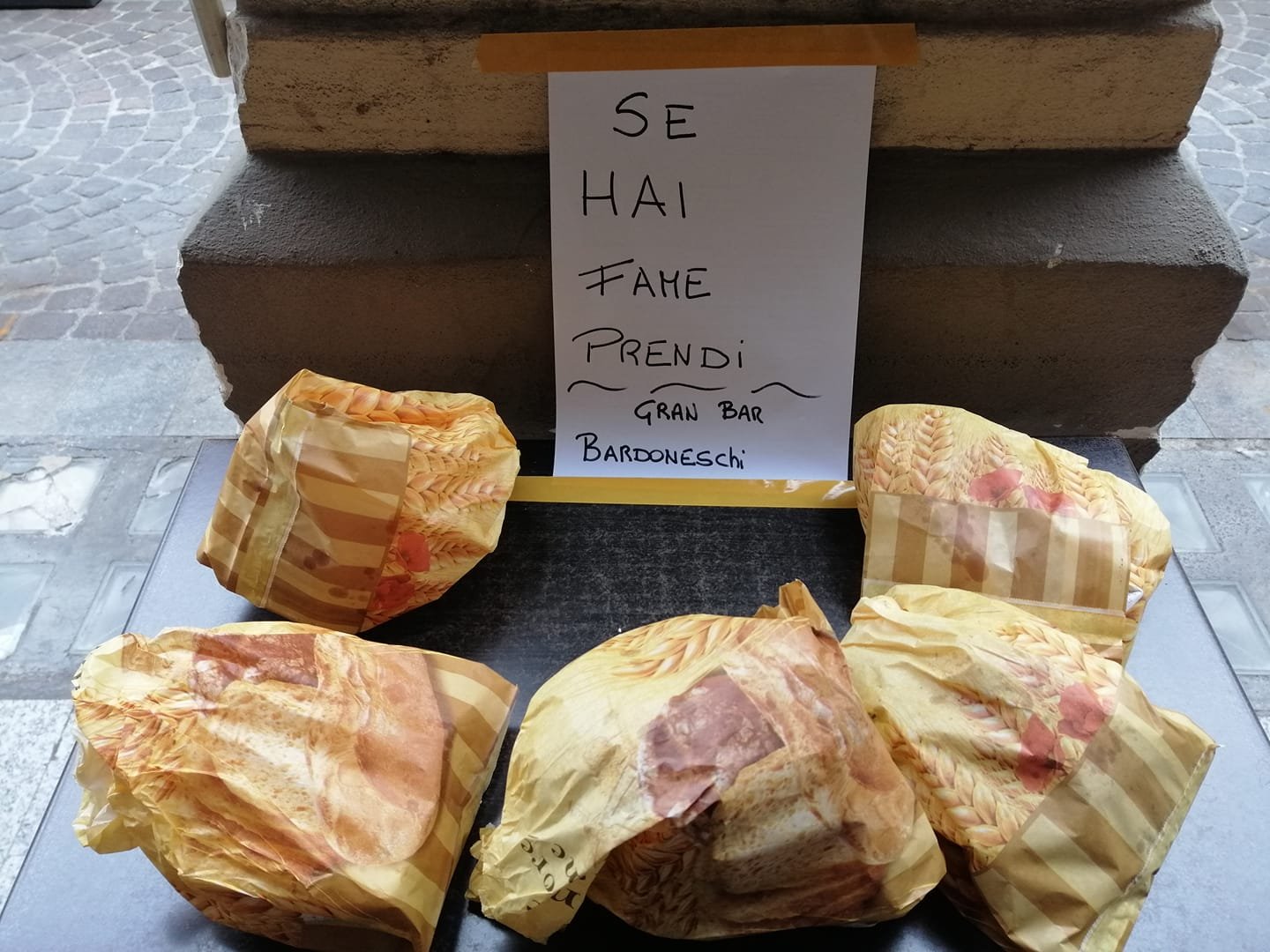 “Se hai fame prendi”. La solidarietà non conosce crisi e il Bar Bardoneschi a Tortona aiuta chi è in difficoltà