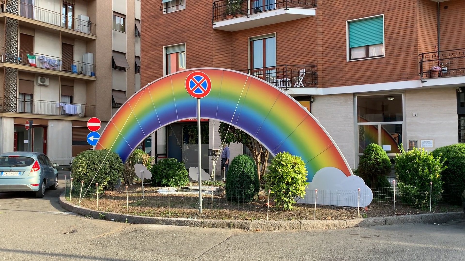 Un arcobaleno gigante per ringraziare medici e infermieri