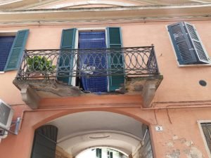 Crolla balconcino a Mirabello: due feriti in codice giallo