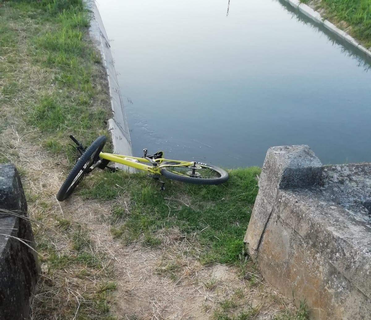 Trascinato per 3 chilometri nel canale Lanza: la tragica morte del ciclista 59enne