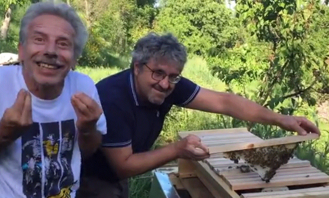 Il comico Giovanni Storti e Alberto Maffiotti di Arpa mostrano un’arnia africana in Monferrato